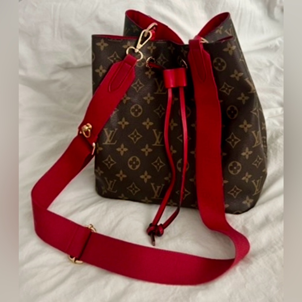 👑✅PRICE FIRM✅ Brown and Red Monogram Bucket Crossbody bag. Like brand new! - Picture 11 of 17